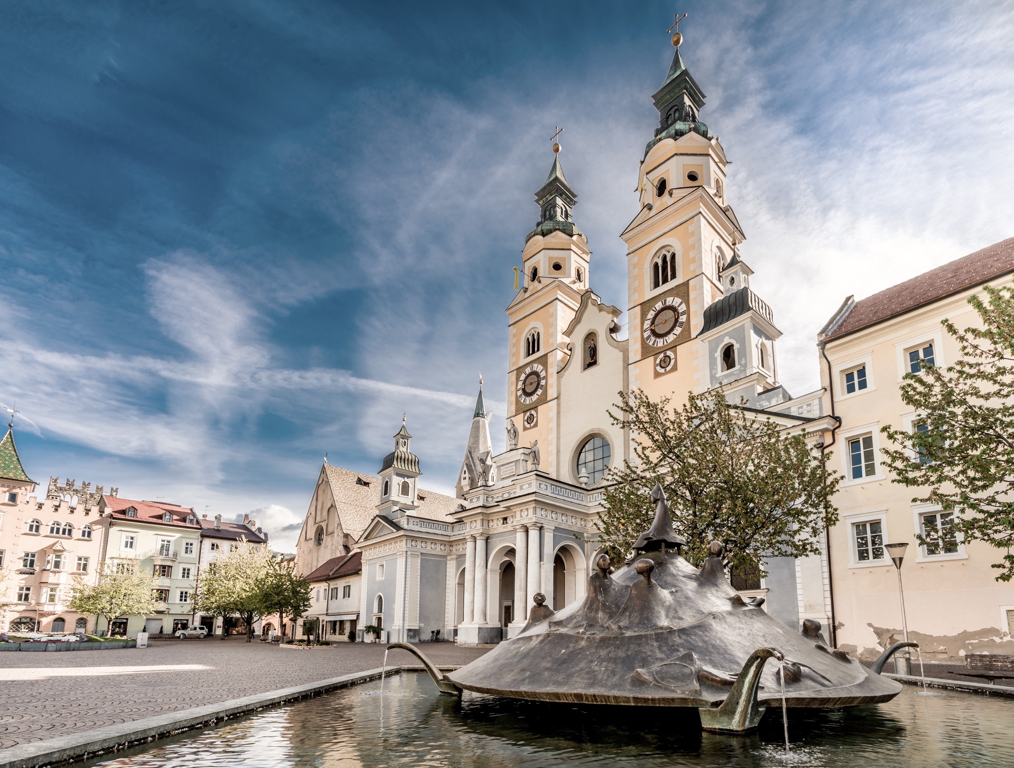 Brixen und seine Altstadt mit Markplatz, Kirche und Brunnen