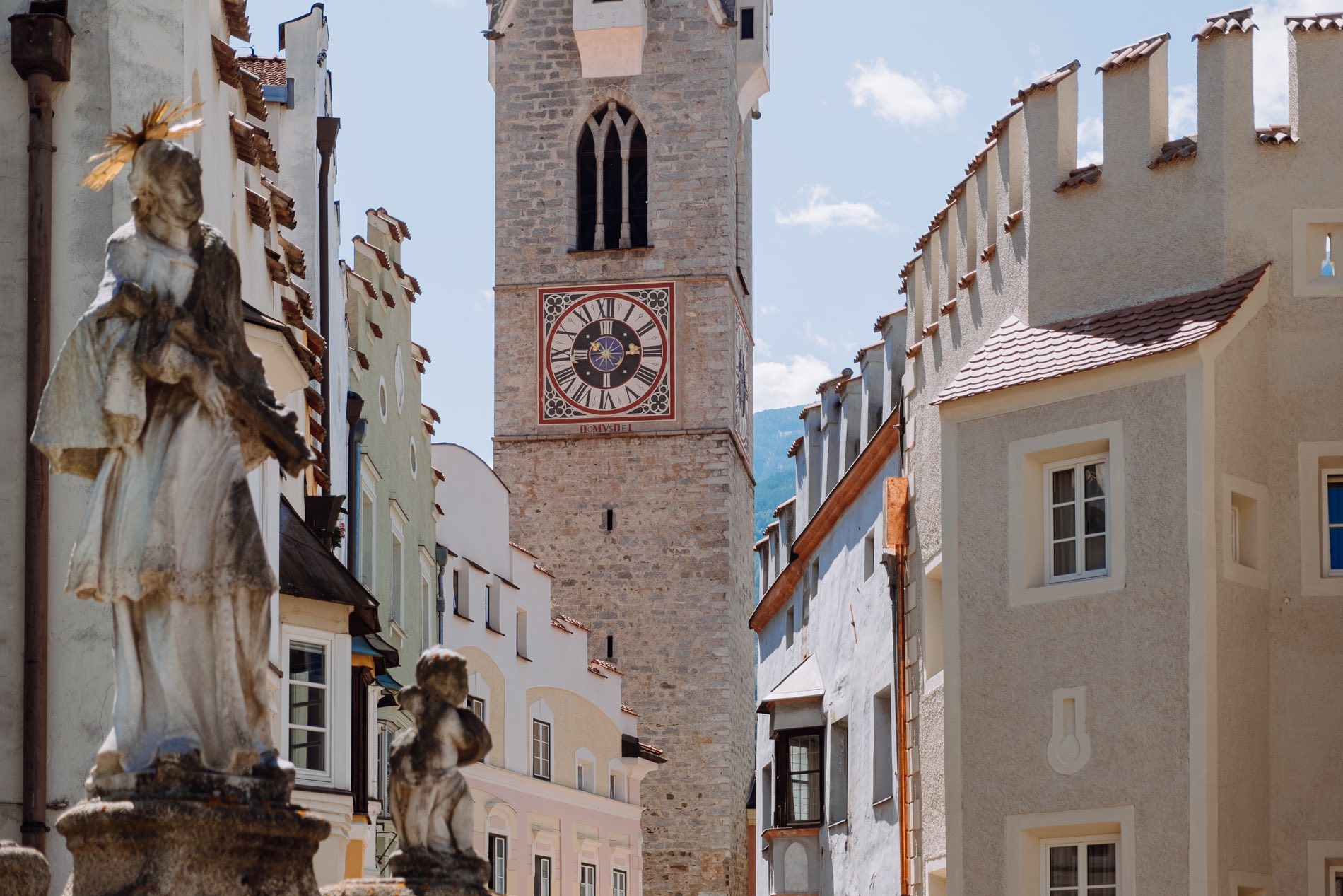 Marktplatz in Brixen mit Blick auf den historischen Kirchturm